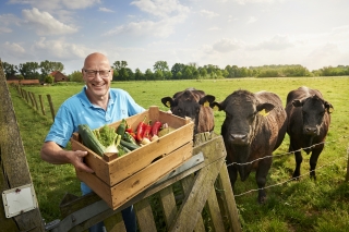 Wim Tilburgs met mand vol groente en fruit